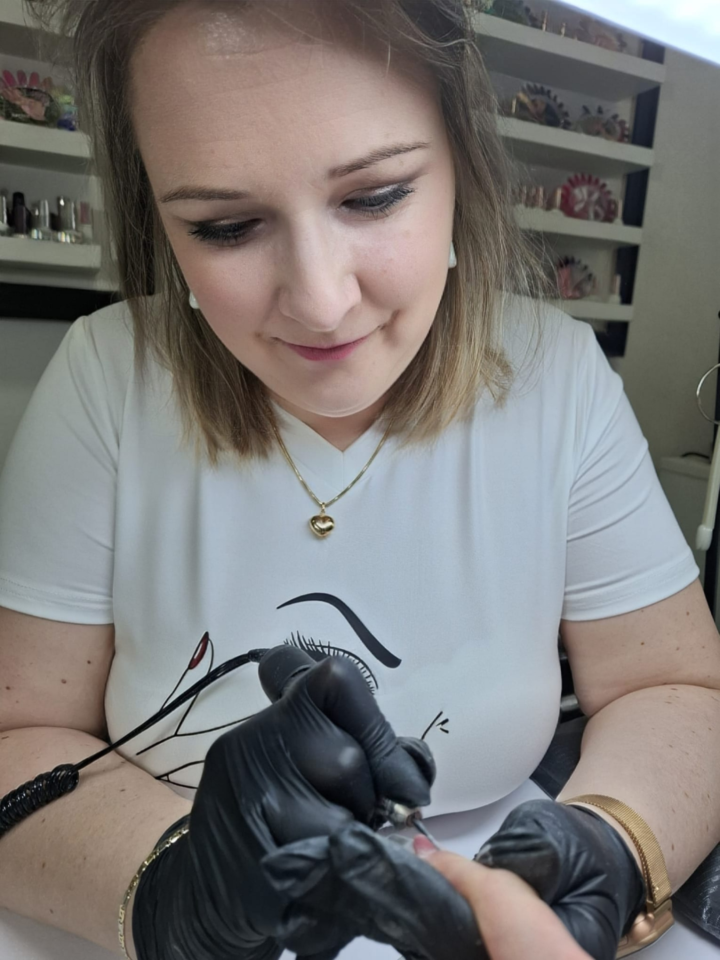 Práce na modeláži nehtů v studiu Verynails