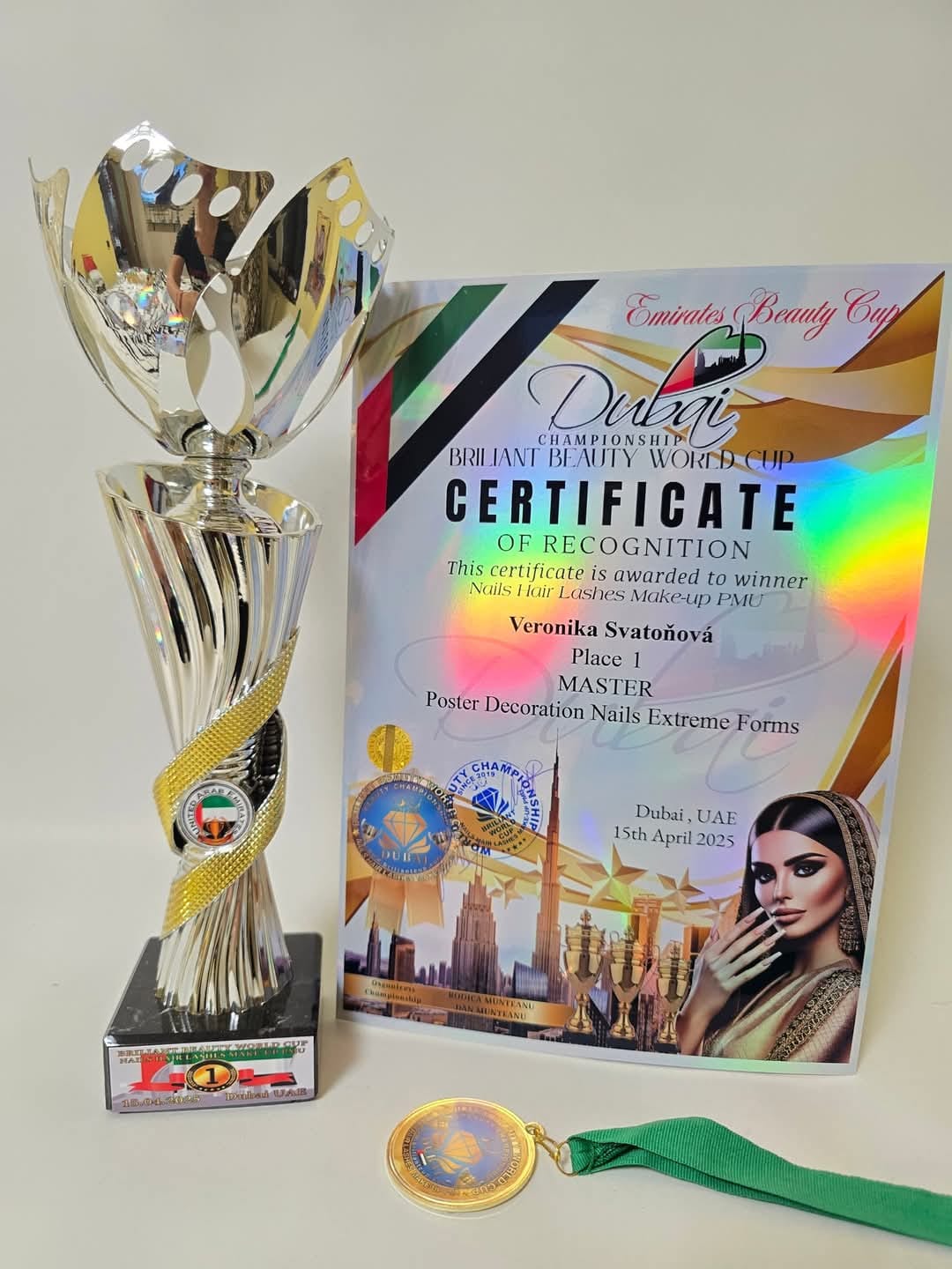 Vítězná trofej a certifikát z Emirates Beauty Cup Dubai 2025